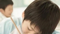 孩子错误握笔姿势易致高低肩，仁爱中医专家：警惕脊柱侧弯！