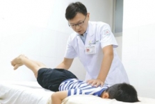 【媒体关注】暑假迎来青少年脊柱侧弯患者就诊高峰,医生提醒——别让“弯腰驼背”偷走孩子健康